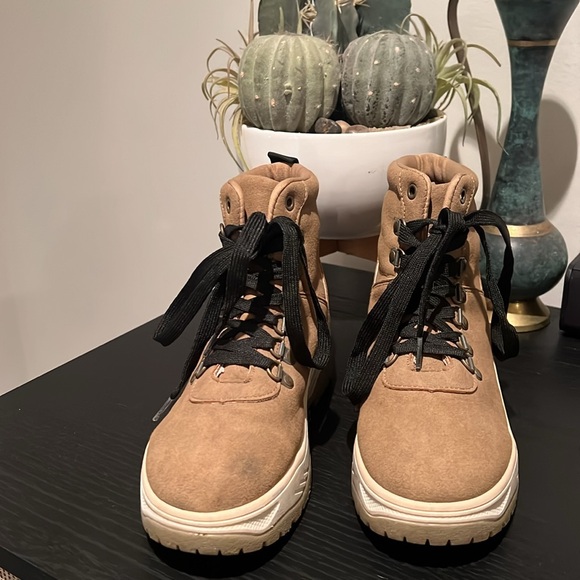 SPORTY BOOTS! - Picture 2 of 3